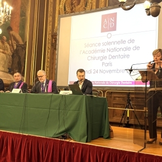 M. Folliguet, vice-Présidente de l'ANCD, présente les lauréats des prix de l'Académie