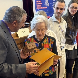 Remise de la 1ère édition du traité de P. Fauchard par la fille d'A.Rigault